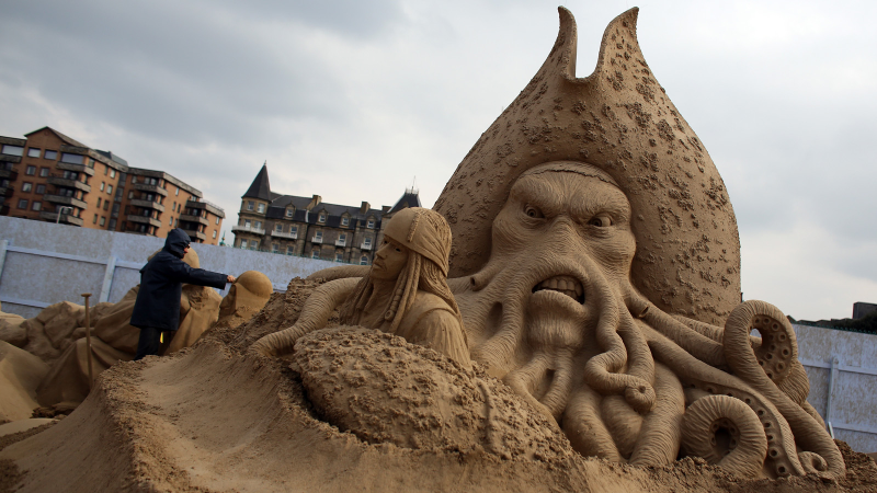 Illustration for article titled 11 Splendid Sand Sculptures Made For the Movie Geek
